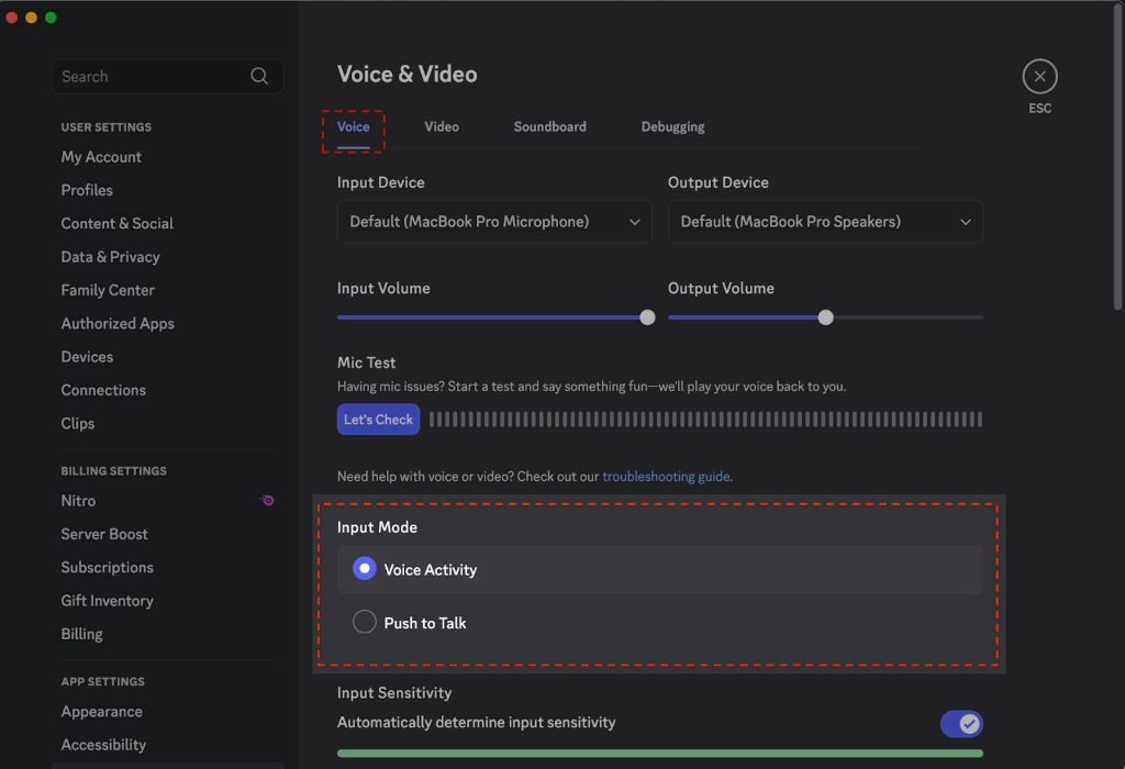 User experiencing Discord voice chat problems with network connection indicators and audio settings interface